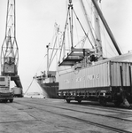 171635 Afbeelding van de overslag van containers van United States Lines in de Prinses Margriethaven te Rotterdam.